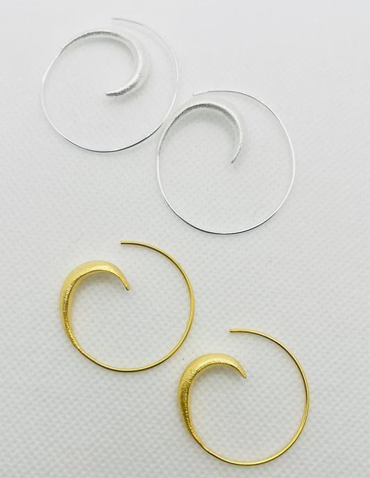 Curved hoops in 925 silver